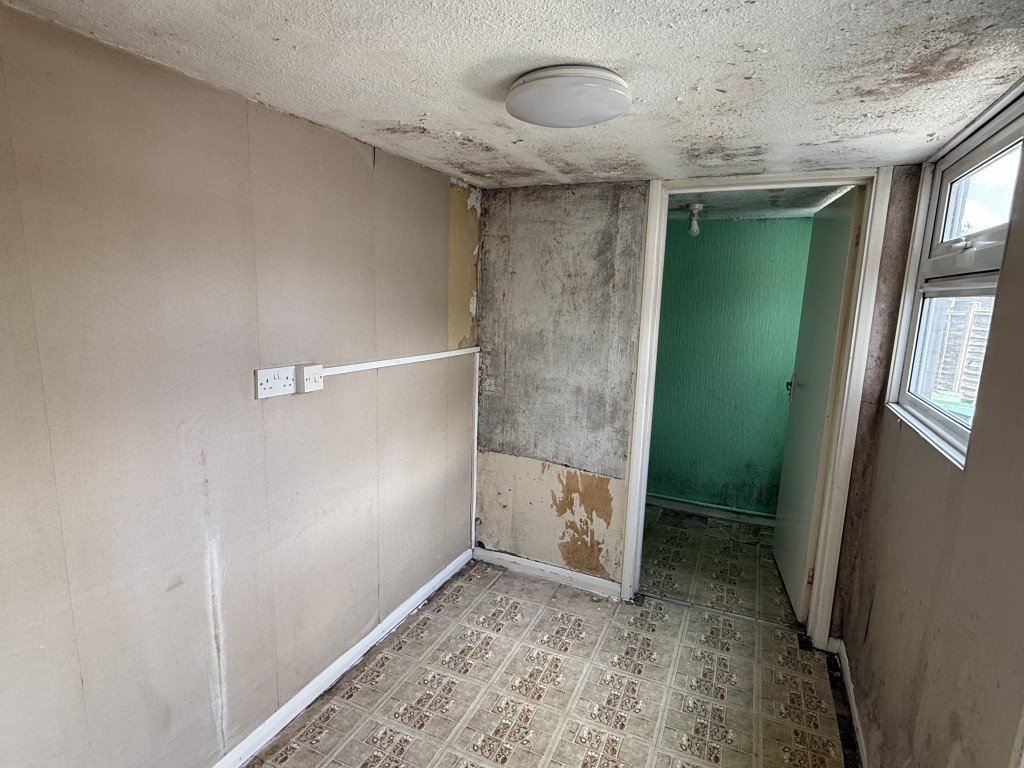 Lot: 95 - HOUSE IN NEED OF IMPROVEMENT - Utility Room in House in Need of Improvement